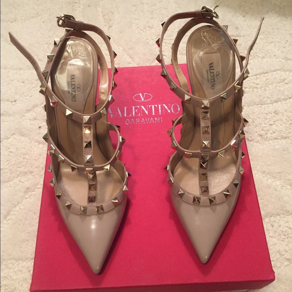 SOLD- Valentino Rockstud Pump nude patent leather